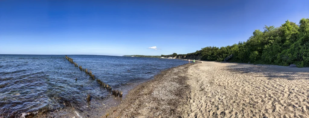 Bild: Am Strand von Glowe östlich des Königshörn in der Nähe des niemals fertiggestellten Kanaldurchbruchs für den Rügenhafen. Klicken Sie auf das Bild um es zu vergrößern.