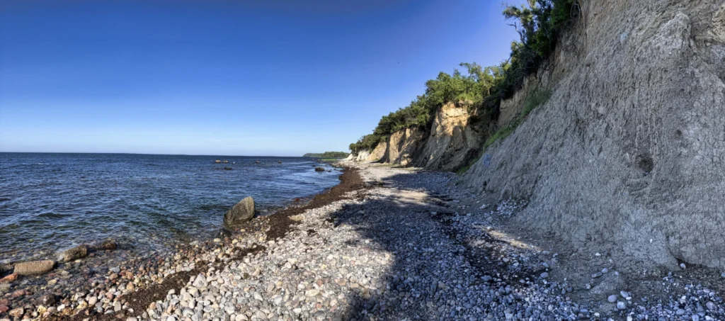 Bild: Am Strand von Glowe östlich des Königshörn in der Nähe des niemals fertiggestellten Kanaldurchbruchs für den Rügenhafen. Klicken Sie auf das Bild um es zu vergrößern.