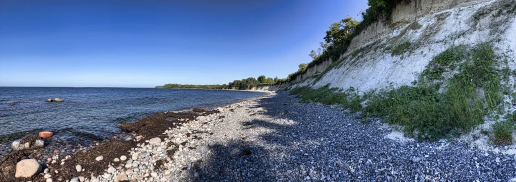 Bild: Am Strand von Glowe östlich des Königshörn in der Nähe des niemals fertiggestellten Kanaldurchbruchs für den Rügenhafen. Klicken Sie auf das Bild um es zu vergrößern.