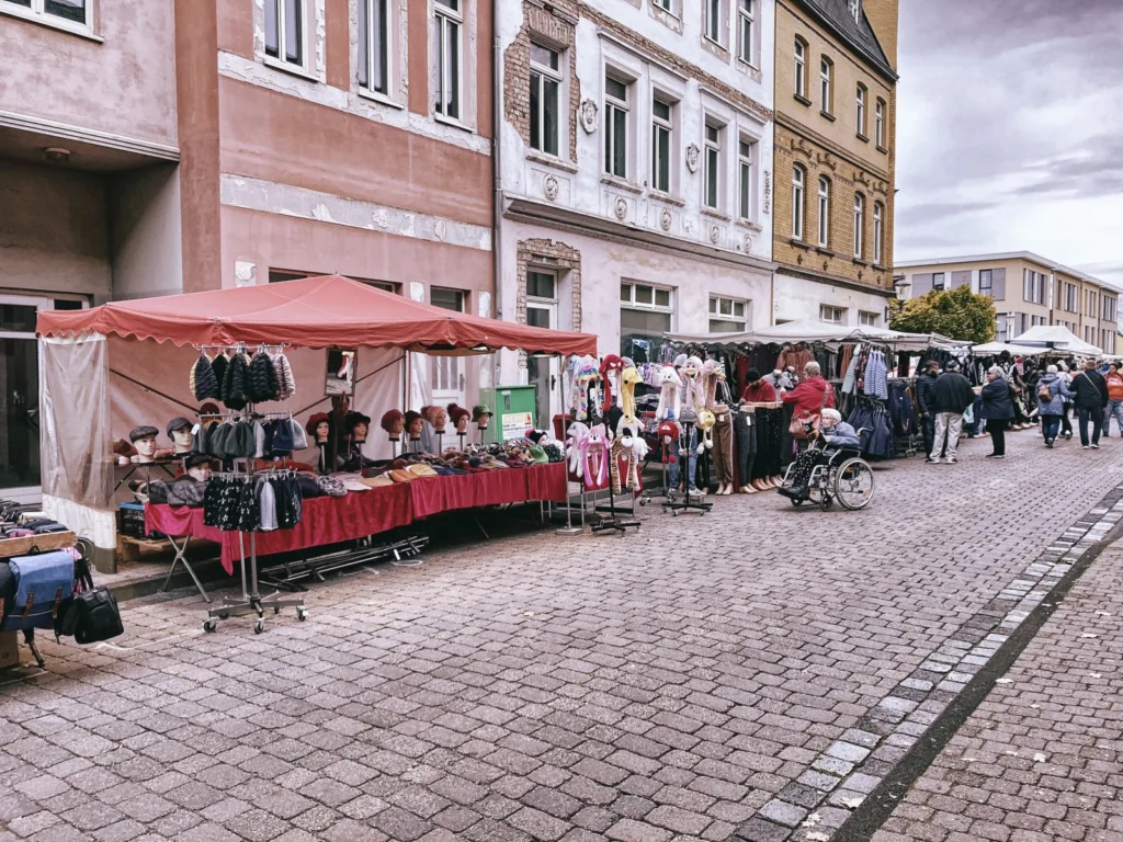 Bild: Impressionen vom Zwiebelmarkt 2022 in der Wipperstadt Hettstedt. Klicken Sie auf das Bild um es zu vergrößern. Bild: Impressionen vom Zwiebelmarkt 2022 in der Wipperstadt Hettstedt. Klicken Sie auf das Bild um es zu vergrößern.