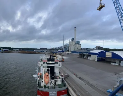 Video: Einfahrt, Löschen, Stauen und Ablegen des Frachtschiffes MS FREJ in den Hafen von Västerås in Schweden