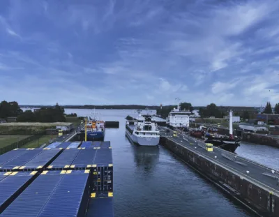 Video: Ausfahrt des Frachtschiffes MS FREJ im Konvoi aus der Schleuse Kiel in die Kieler Förde