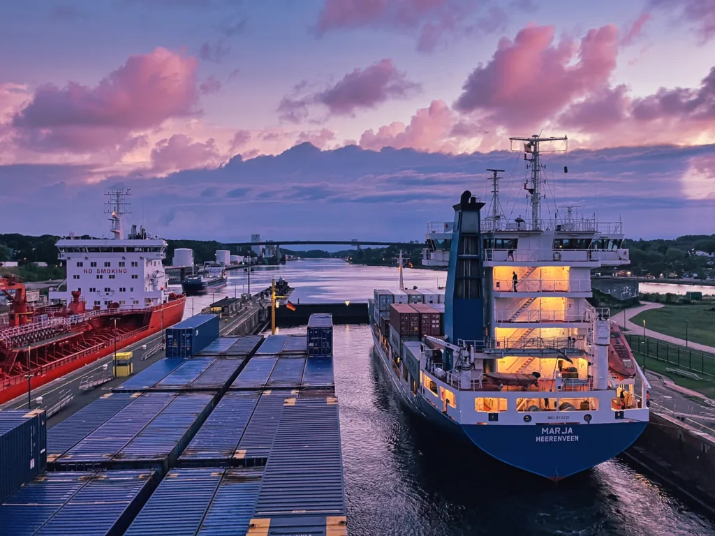 Bild: Einfahrt des Frachtschiffes MS FREJ in die Schleuse Kiel. Klicken Sie auf das Bild um es zu vergrößern.