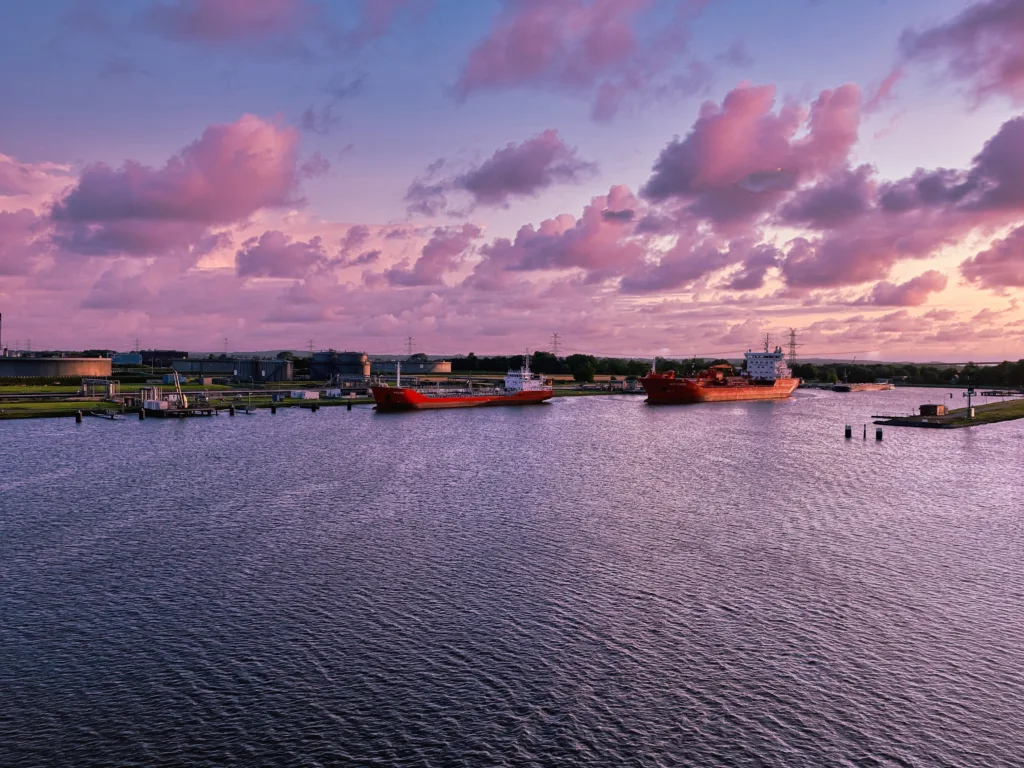 Bild: Der Ölhafen Brunsbüttel. Einfahrt mit dem Frachtschiff MS FREJ in die Schleuse Brunsbüttel. Klicken Sie auf das Bild um es zu vergrößern.