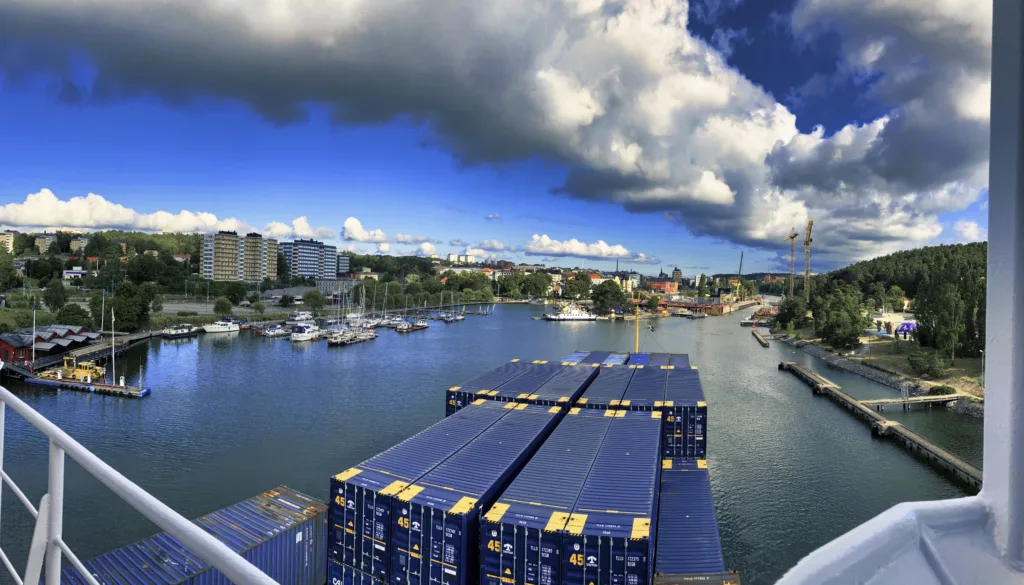 Bild: Unterwegs mit dem Frachtschiff MS FREJ im Kanal und der Schleuse von Södertälje in Schweden. Klicken Sie auf das Bild um es zu vergrößern.